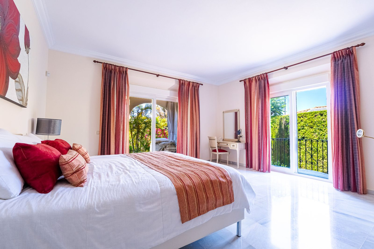 6-slaapkamer frontline golfvilla in El Paraíso Alto in El Paraiso - foto 12