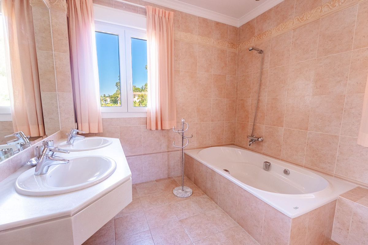 6-slaapkamer frontline golfvilla in El Paraíso Alto in El Paraiso - foto 18