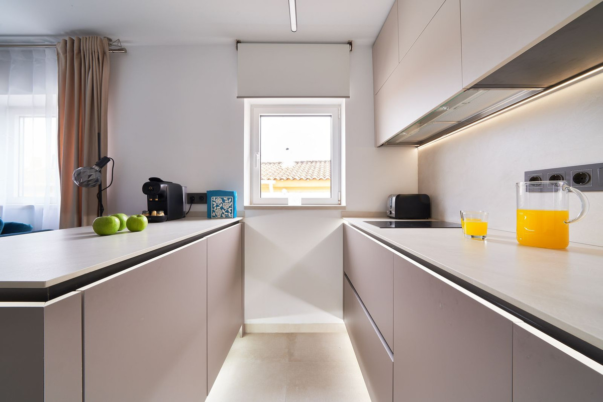 Gerenoveerd 2-slaapkamerappartement in Marbella – toeristische licentie inbegrepen in Marbella - foto 11
