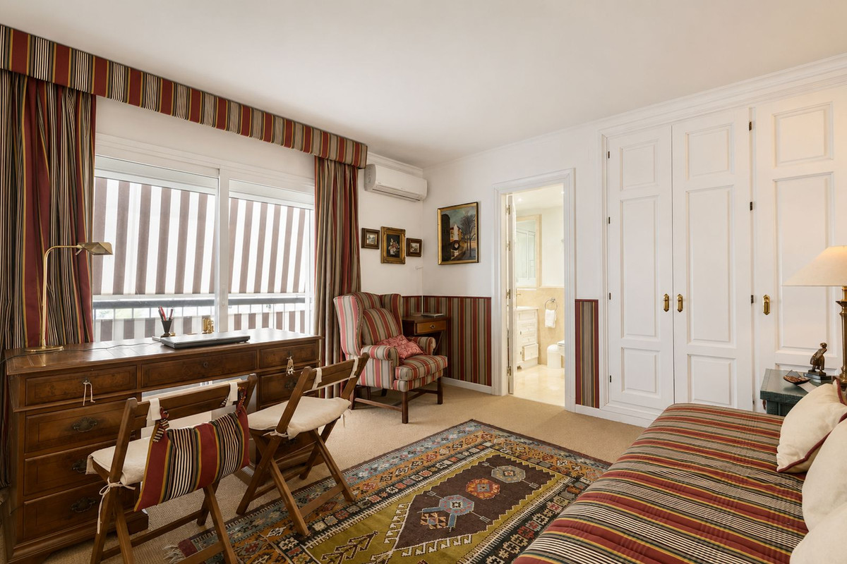 Drie-slaapkamer penthouse in Marbella met zee- en bergzicht in Marbella - foto 16