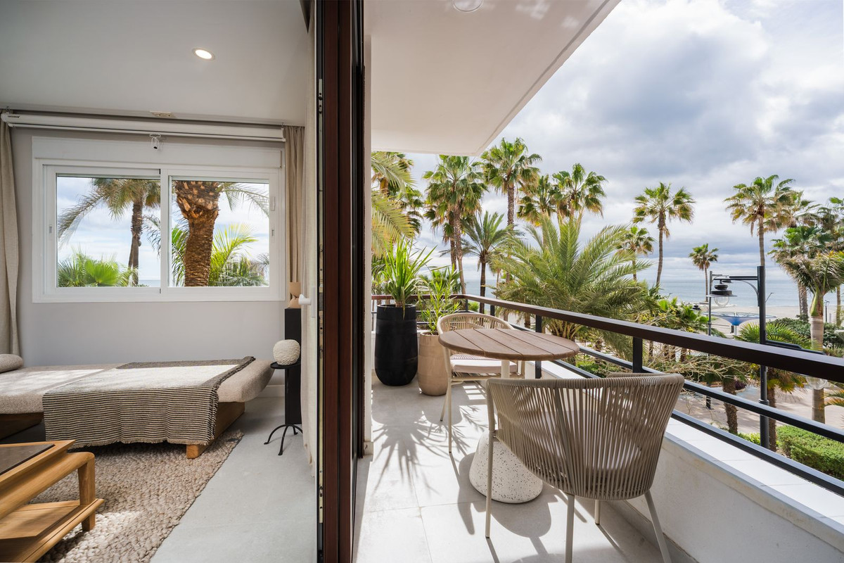Exclusief 3-slaapkamer appartement aan de promenade van Estepona in Estepona - foto 2