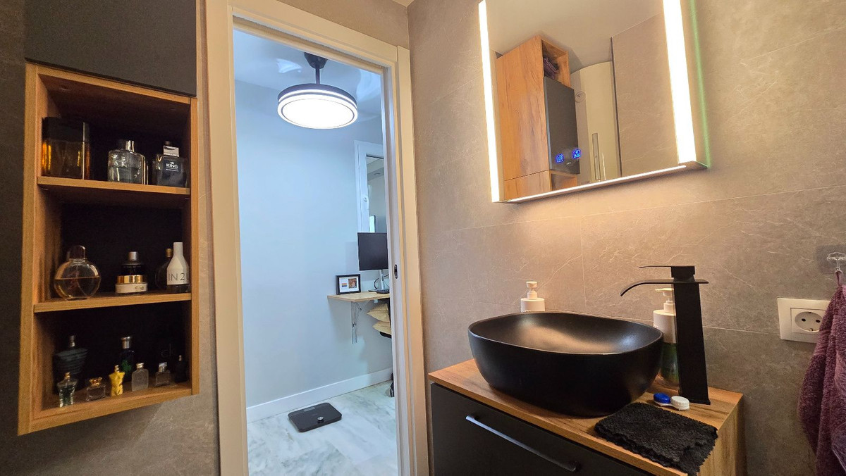 Appartement met zeezicht en directe strandtoegang in Benalmádena met 1 slaapkamer in Benalmadena - foto 7