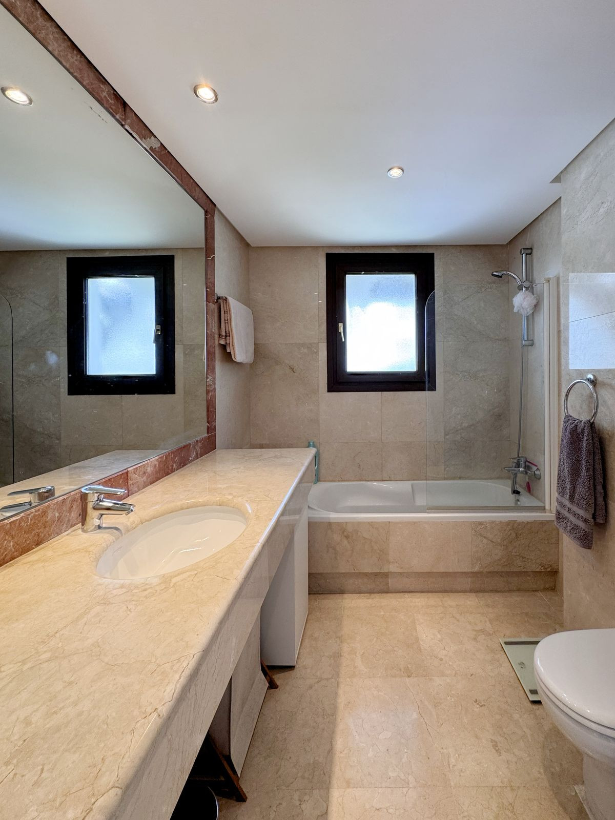 Enige vier-slaapkamer duplex penthouse in de urbanisatie van Mijas Golf - foto 17