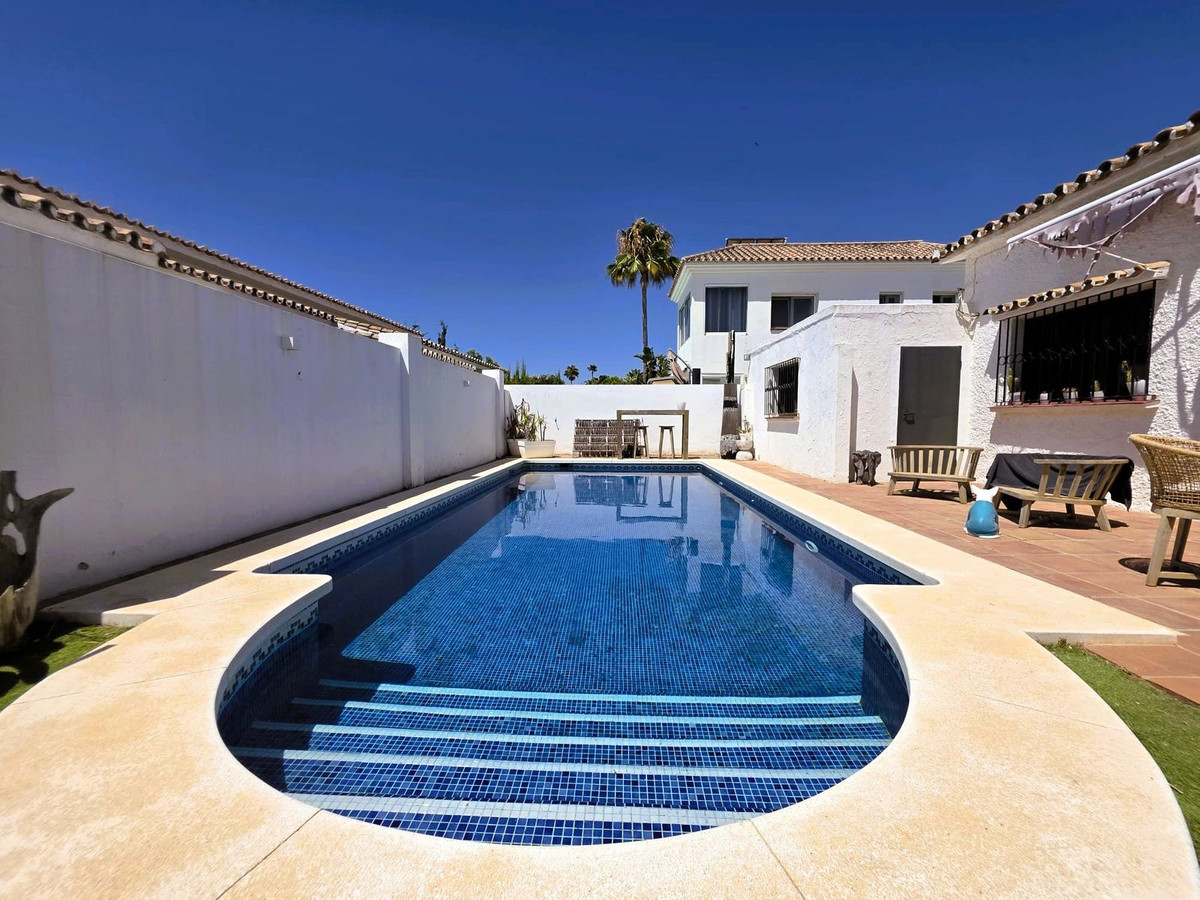 Estepona – 3-slaapkamer villa met zeezicht en inbegrepen renovatieproject in Estepona - foto 2