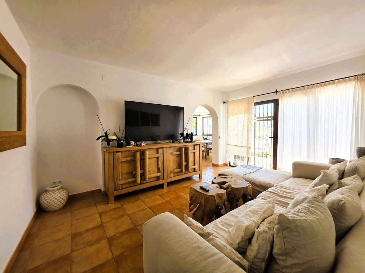 Estepona – 3-slaapkamer villa met zeezicht en inbegrepen renovatieproject in Estepona - foto 17