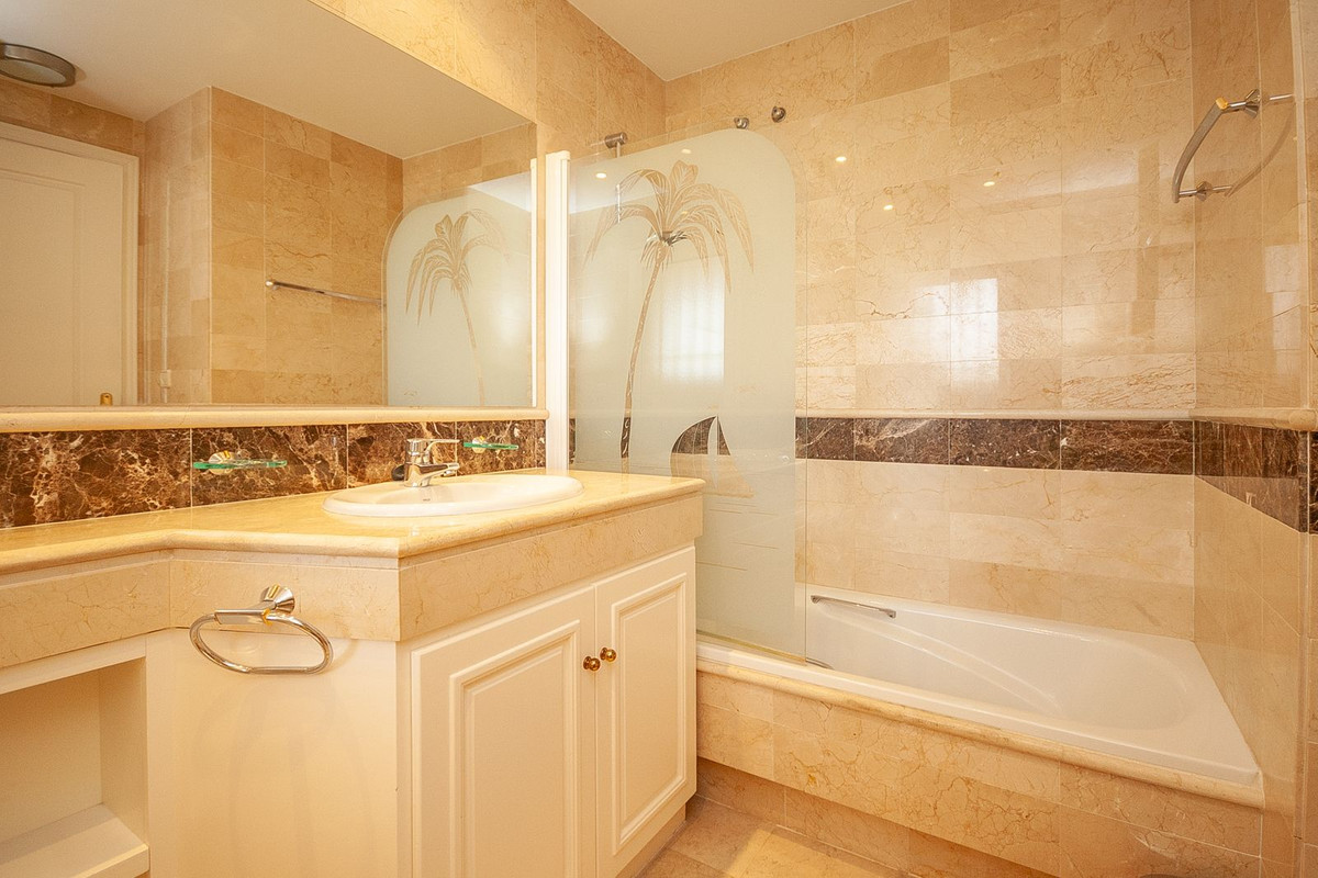 Drie-slaapkamer appartement in Elviria met panoramisch zeezicht in Elviria - foto 8