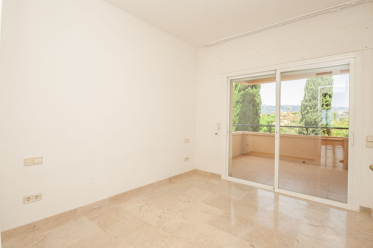 Drie-slaapkamer appartement in Elviria met panoramisch zeezicht in Elviria - foto 9