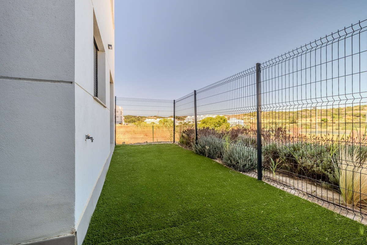 Drie-slaapkamer hoekappartement met tuin in Estepona in Estepona - foto 15