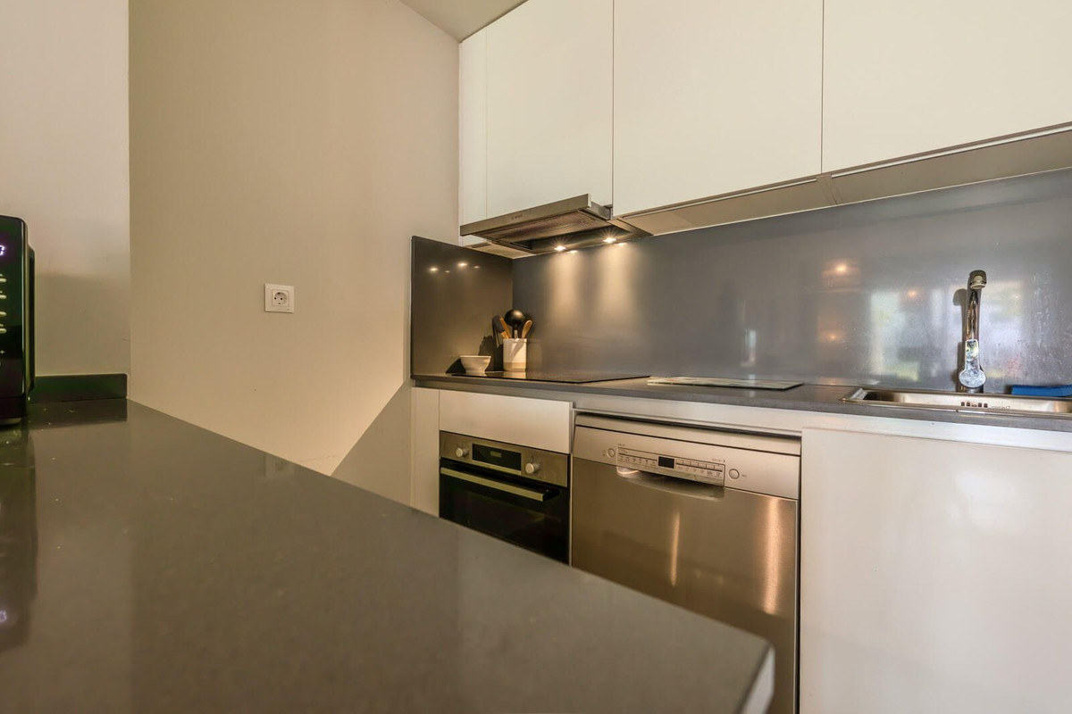 Drie-slaapkamer hoekappartement met tuin in Estepona in Estepona - foto 16