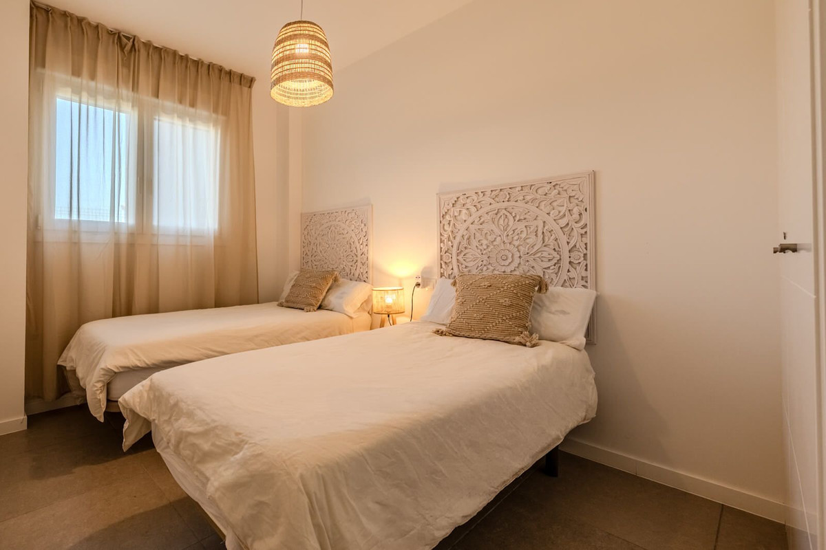 Drie-slaapkamer hoekappartement met tuin in Estepona in Estepona - foto 10