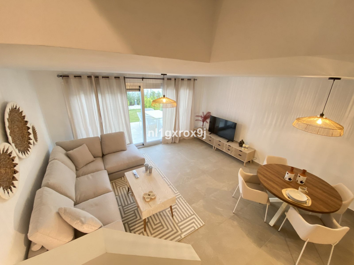 Gemeubileerde 3-slaapkamer rijwoning met grote tuin in Estepona Golf in Estepona - foto 7