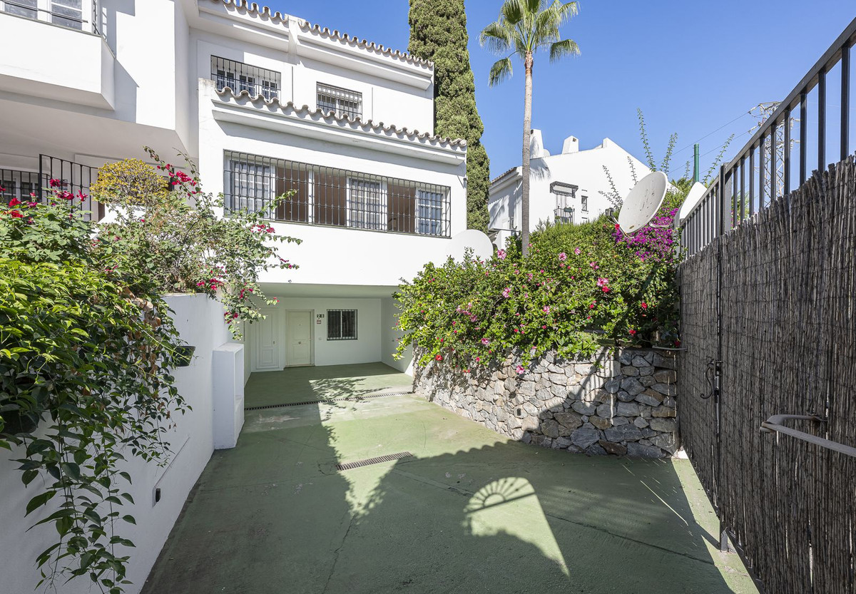 Halfvrijstaande woning met 4 slaapkamers in Nueva Andalucía in Nueva Andalucía - foto 2