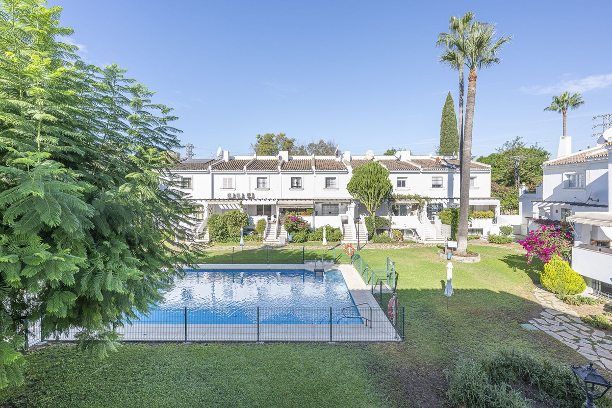 Halfvrijstaande woning met 4 slaapkamers in Nueva Andalucía in Nueva Andalucía - foto 15