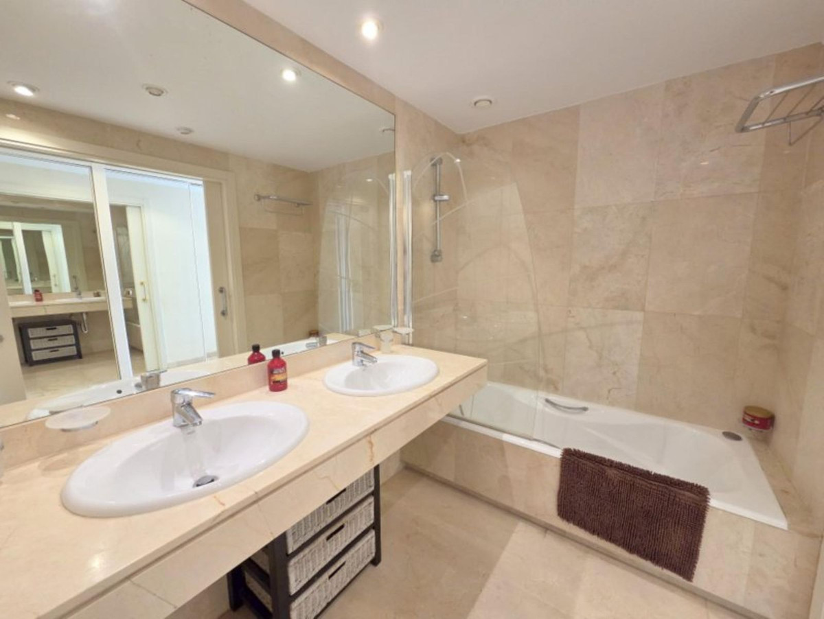 Drie-slaapkamer appartement in La Duquesa in La Duquesa - foto 16
