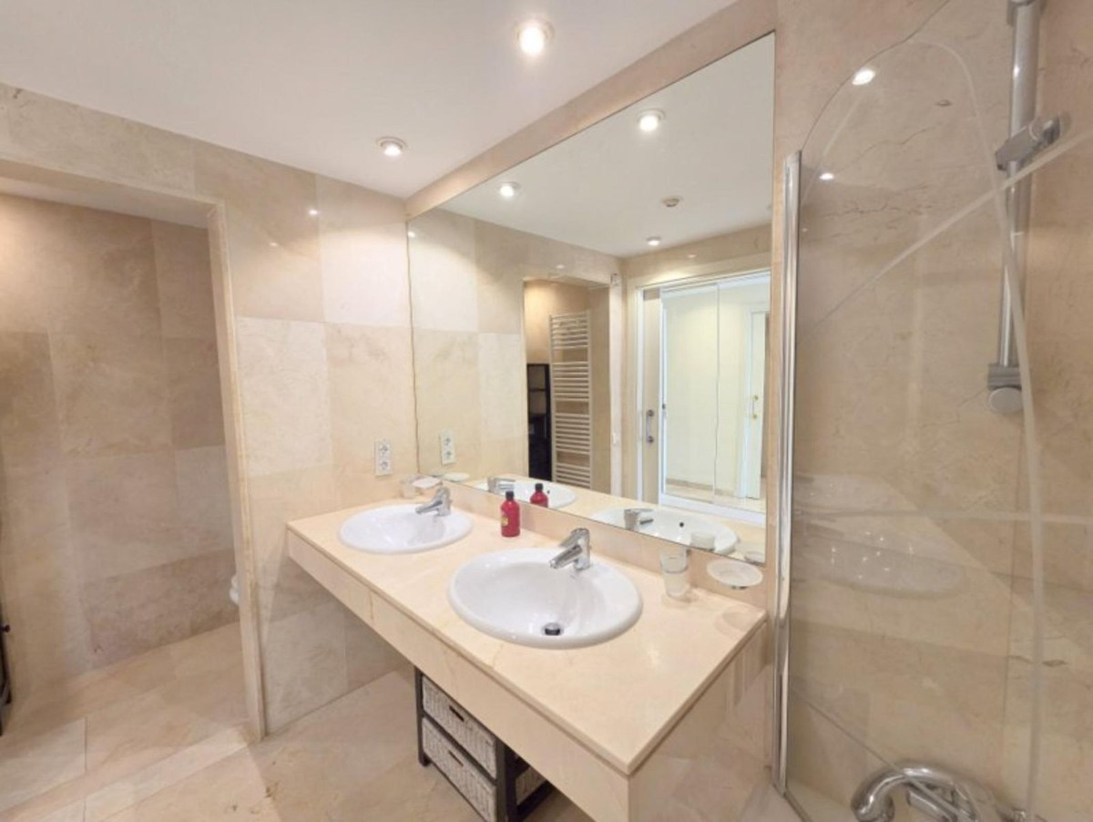 Drie-slaapkamer appartement in La Duquesa in La Duquesa - foto 17