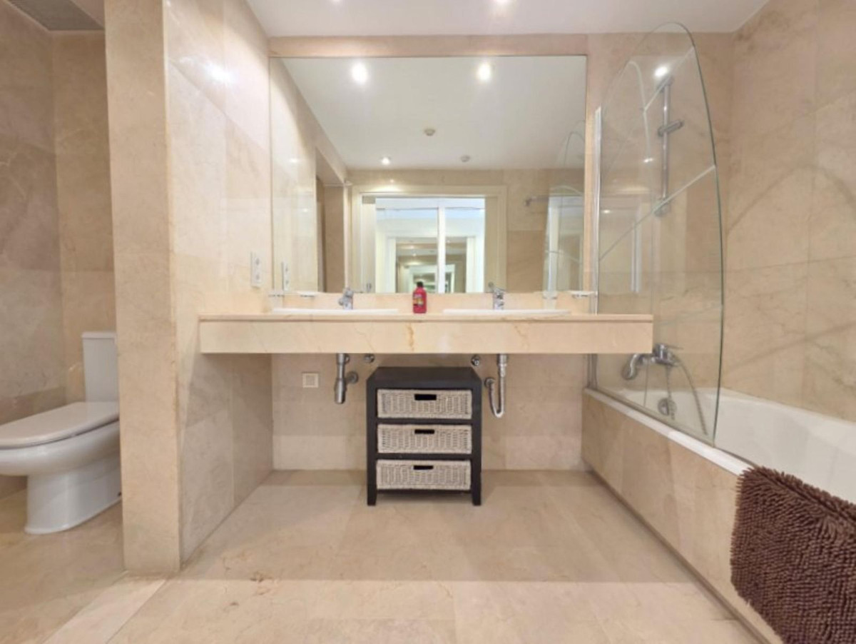Drie-slaapkamer appartement in La Duquesa in La Duquesa - foto 18