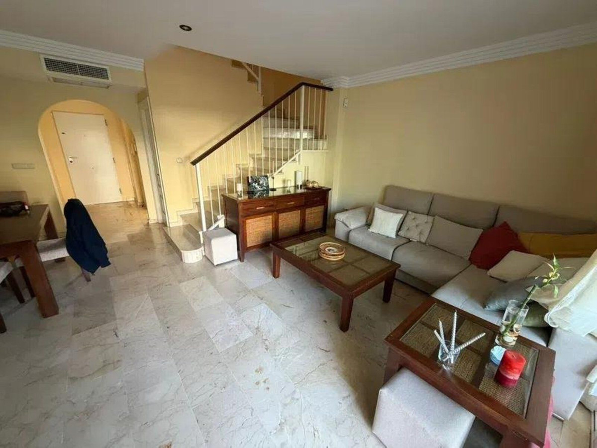 Ruime 4-slaapkamer tussenwoning in El Rosario, Marbella in Marbella - foto 2