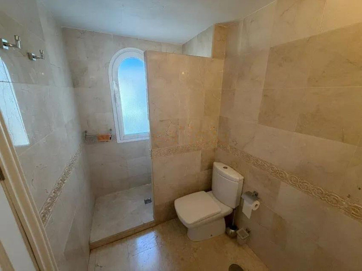 Ruime 4-slaapkamer tussenwoning in El Rosario, Marbella in Marbella - foto 12