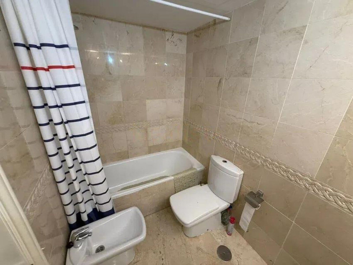 Ruime 4-slaapkamer tussenwoning in El Rosario, Marbella in Marbella - foto 15