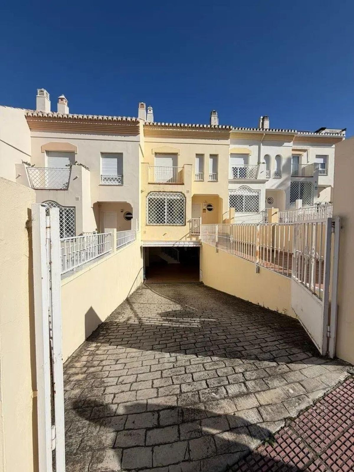 Ruime 4-slaapkamer tussenwoning in El Rosario, Marbella in Marbella - foto 18