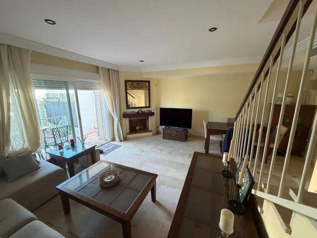 Ruime 4-slaapkamer tussenwoning in El Rosario, Marbella in Marbella - foto 3