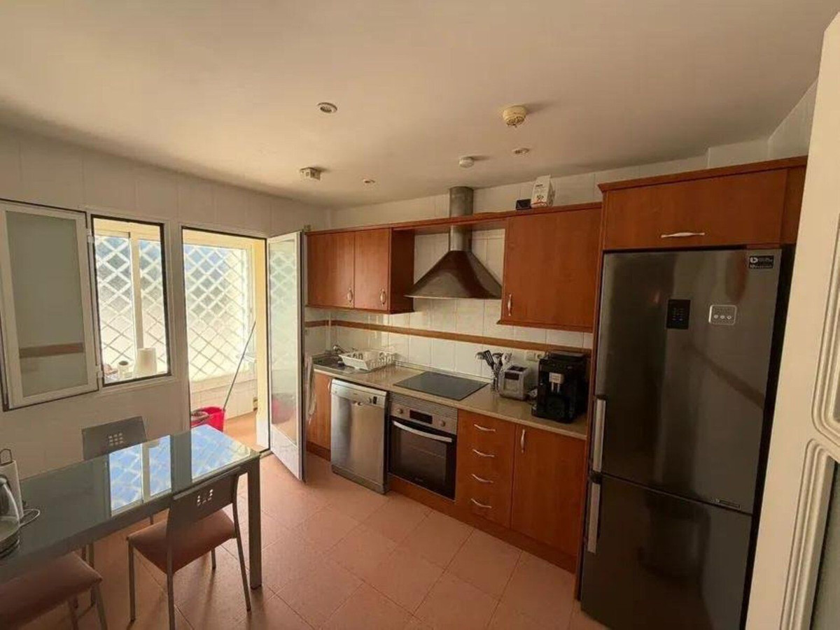 Ruime 4-slaapkamer tussenwoning in El Rosario, Marbella in Marbella - foto 4