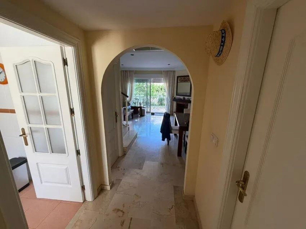 Ruime 4-slaapkamer tussenwoning in El Rosario, Marbella in Marbella - foto 7