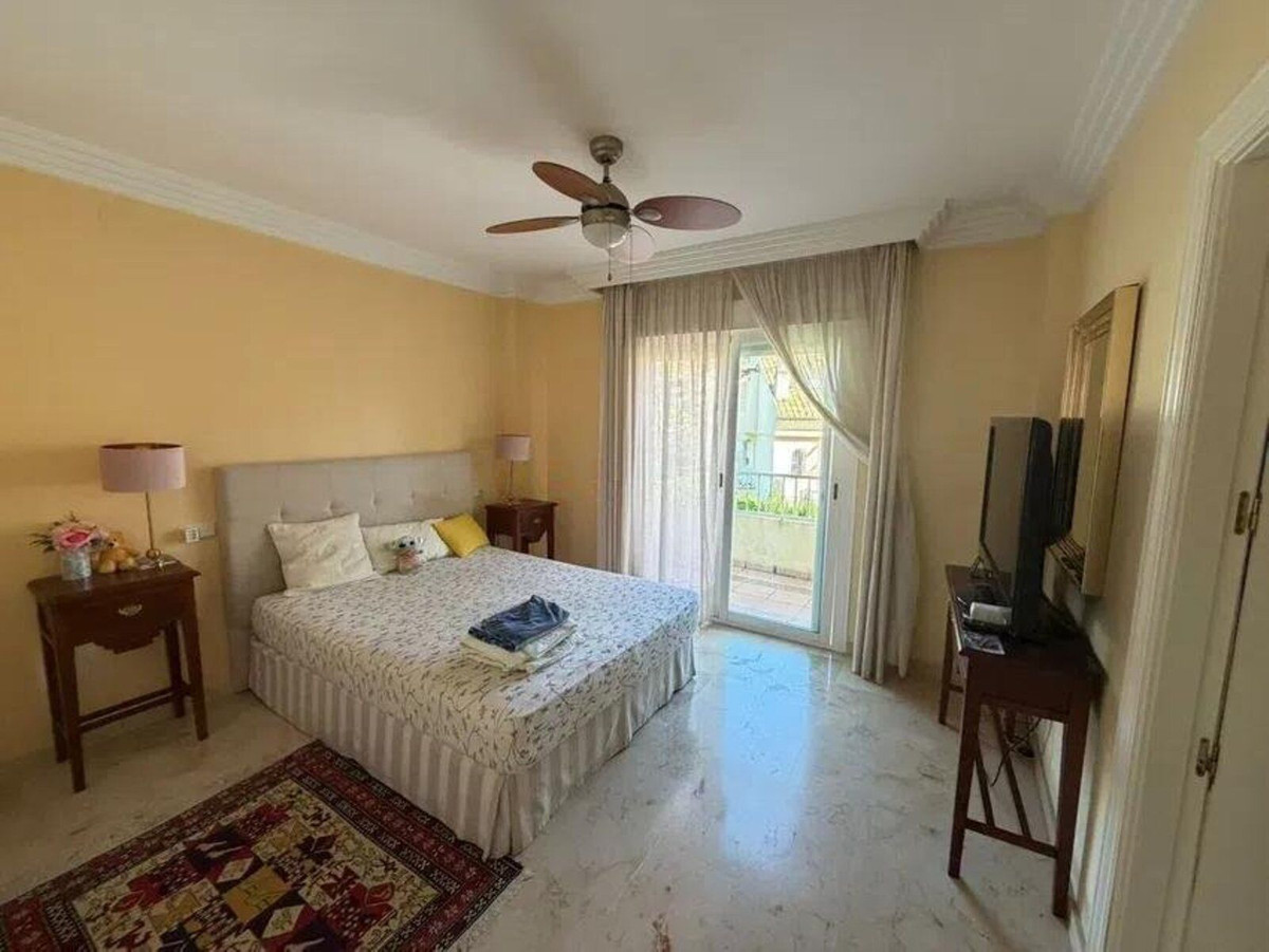 Ruime 4-slaapkamer tussenwoning in El Rosario, Marbella in Marbella - foto 9
