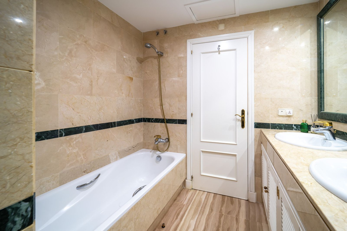 Drie-slaapkamer appartement in Elviria in Elviria - foto 20