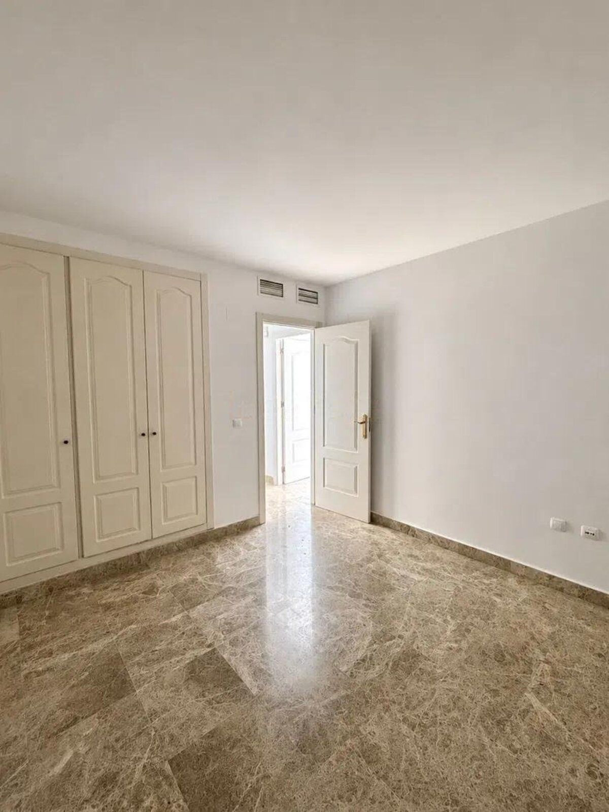 Drie-slaapkamer stadswoning in Nueva Andalucía, Marbella in Nueva Andalucía - foto 13