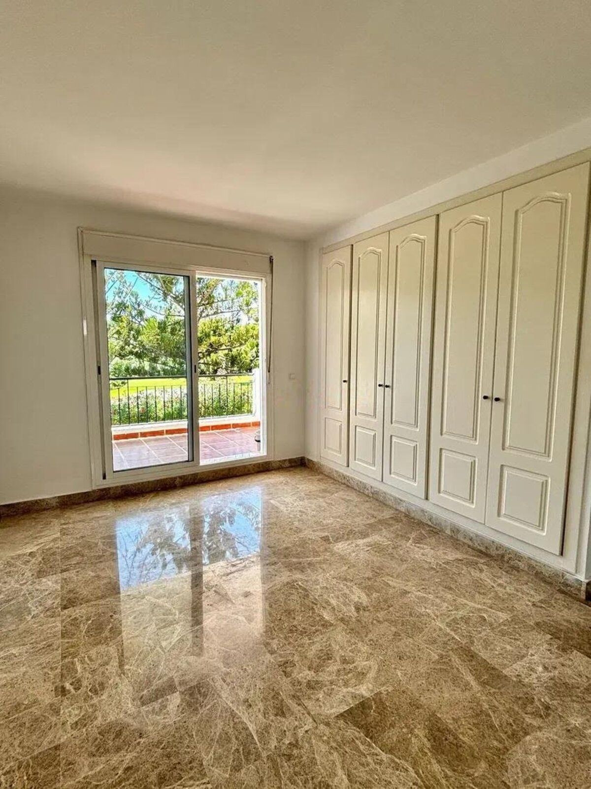 Drie-slaapkamer stadswoning in Nueva Andalucía, Marbella in Nueva Andalucía - foto 14
