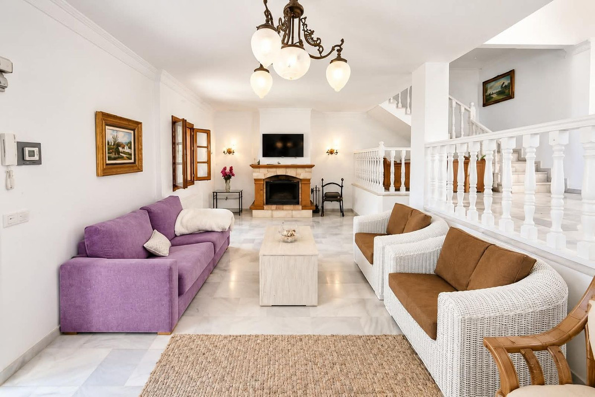 Drie-slaapkamer villa in Nueva Andalucía met potentieel in Nueva Andalucía - foto 3