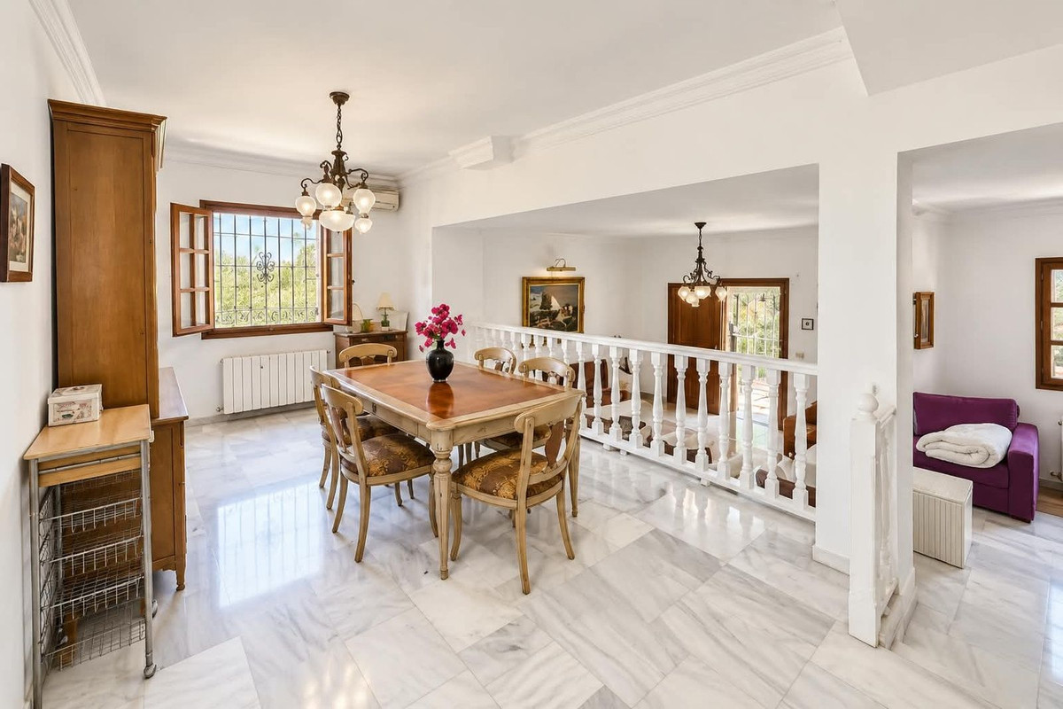 Drie-slaapkamer villa in Nueva Andalucía met potentieel in Nueva Andalucía - foto 4