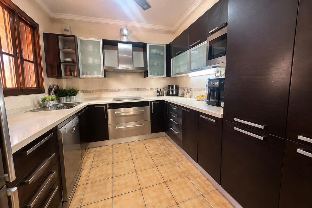 Drie-slaapkamer villa in Nueva Andalucía met potentieel in Nueva Andalucía - foto 6
