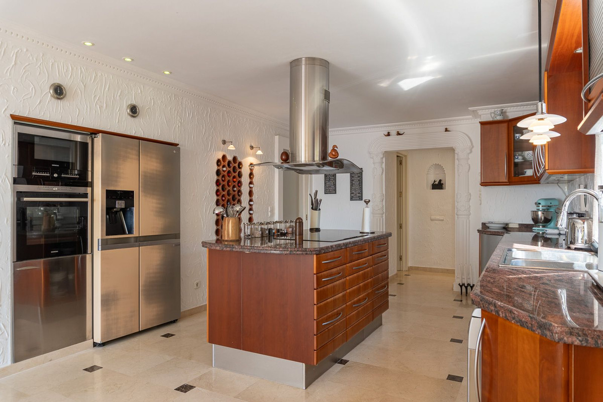 Zuidgerichte villa met 4 slaapkamers op dubbel perceel met zeezicht in La Capellanía, Benalmádena in La Capellania - foto 12