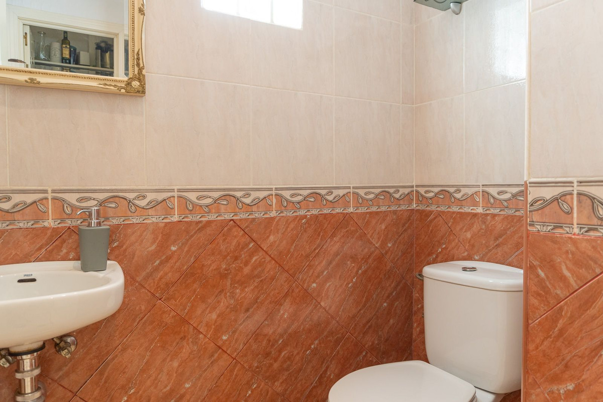 Zuidgerichte villa met 4 slaapkamers op dubbel perceel met zeezicht in La Capellanía, Benalmádena in La Capellania - foto 18