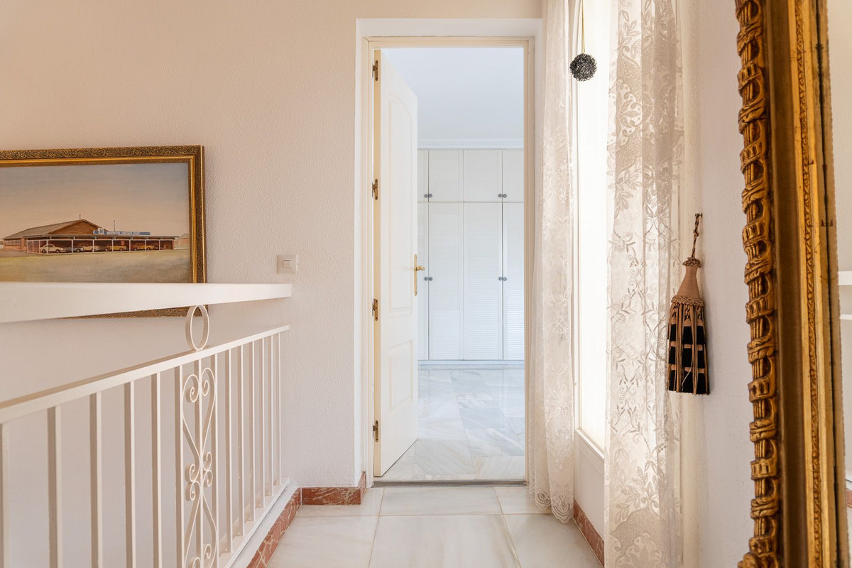 Zuidgerichte villa met 4 slaapkamers op dubbel perceel met zeezicht in La Capellanía, Benalmádena in La Capellania - foto 20