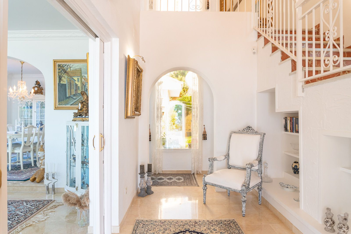 Zuidgerichte villa met 4 slaapkamers op dubbel perceel met zeezicht in La Capellanía, Benalmádena in La Capellania - foto 3