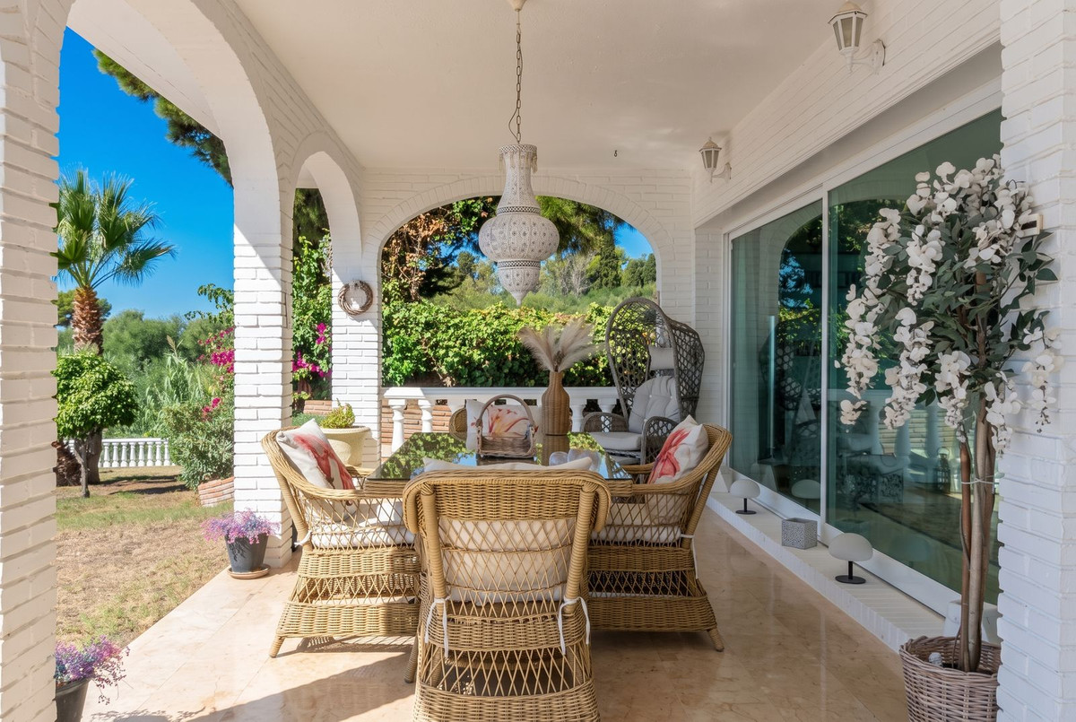 Zuidgerichte villa met 4 slaapkamers op dubbel perceel met zeezicht in La Capellanía, Benalmádena in La Capellania - foto 6