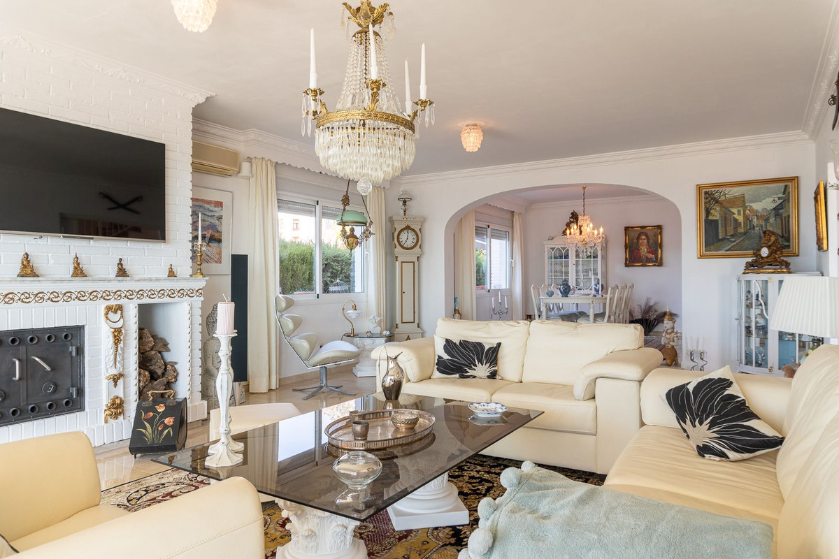 Zuidgerichte villa met 4 slaapkamers op dubbel perceel met zeezicht in La Capellanía, Benalmádena in La Capellania - foto 7