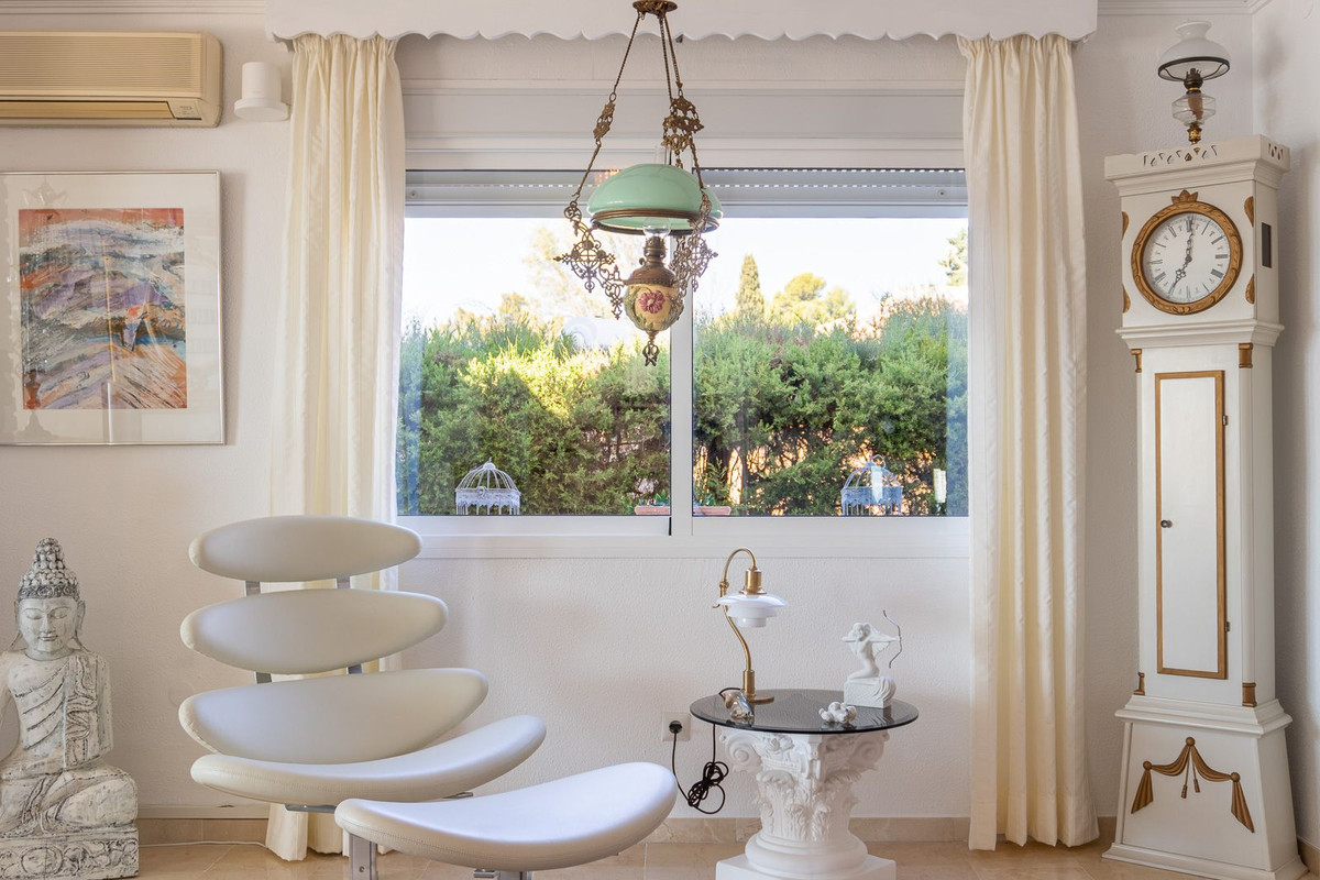Zuidgerichte villa met 4 slaapkamers op dubbel perceel met zeezicht in La Capellanía, Benalmádena in La Capellania - foto 8