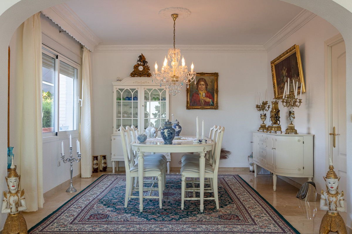 Zuidgerichte villa met 4 slaapkamers op dubbel perceel met zeezicht in La Capellanía, Benalmádena in La Capellania - foto 9