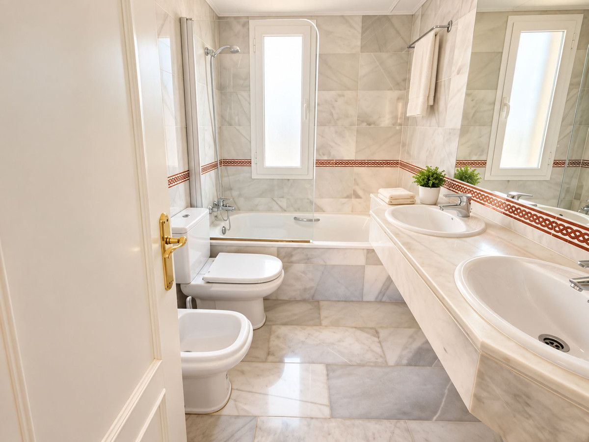 Ruime drie-slaapkamer penthouse met panoramische uitzichten – Estrella de Bahía in Casares Playa - foto 10