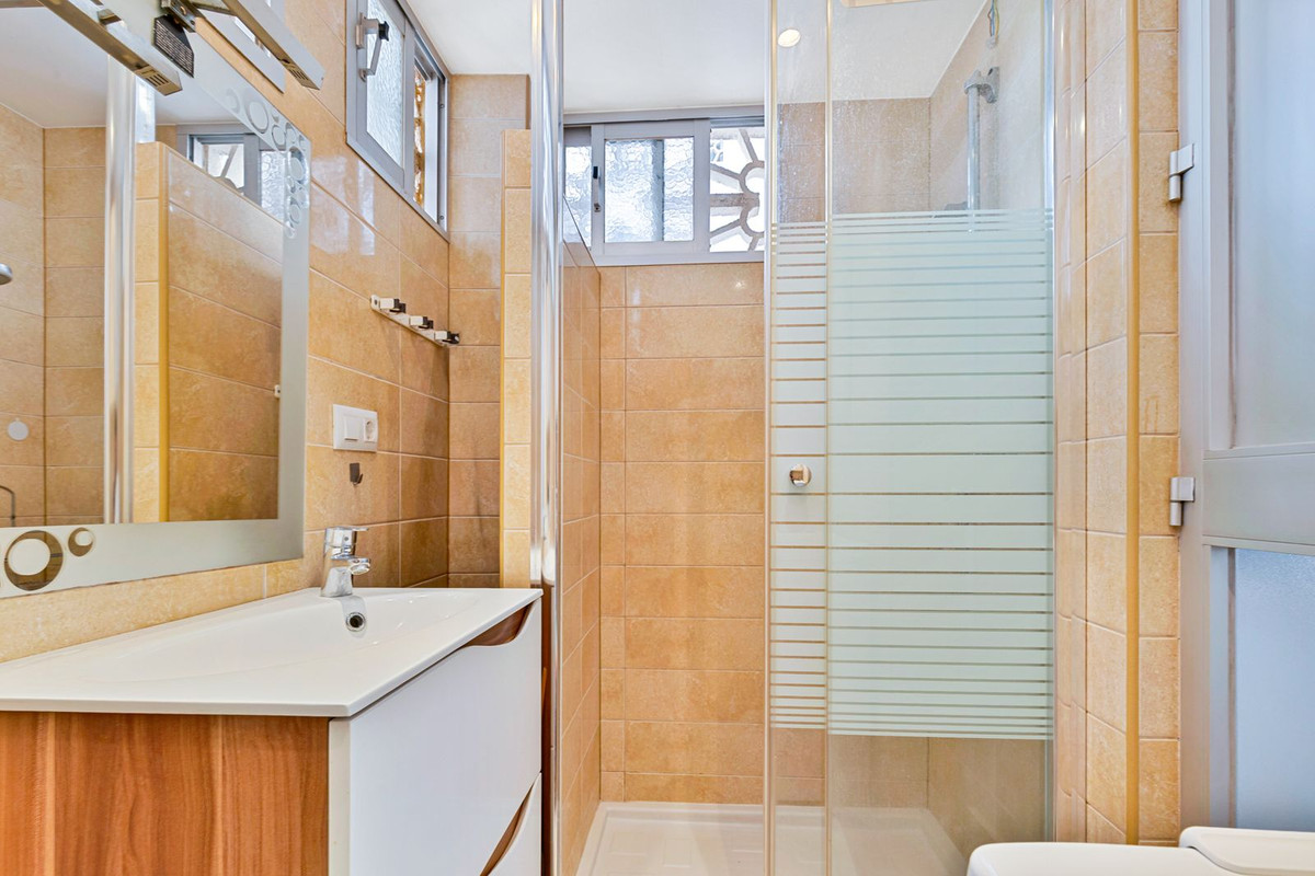 Drie-slaapkamerappartement met panoramisch zeezicht en privégarage in Los Boliches in Los Boliches - foto 13
