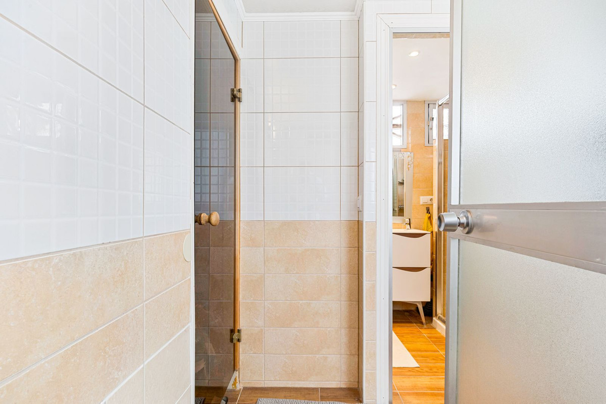 Drie-slaapkamerappartement met panoramisch zeezicht en privégarage in Los Boliches in Los Boliches - foto 14