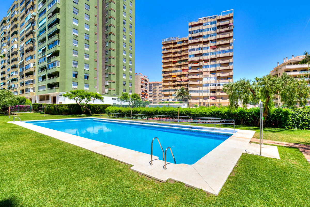 Drie-slaapkamerappartement met panoramisch zeezicht en privégarage in Los Boliches in Los Boliches - foto 17