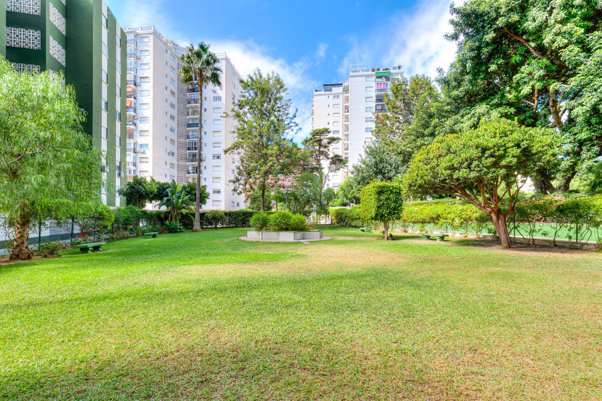 Drie-slaapkamerappartement met panoramisch zeezicht en privégarage in Los Boliches in Los Boliches - foto 18
