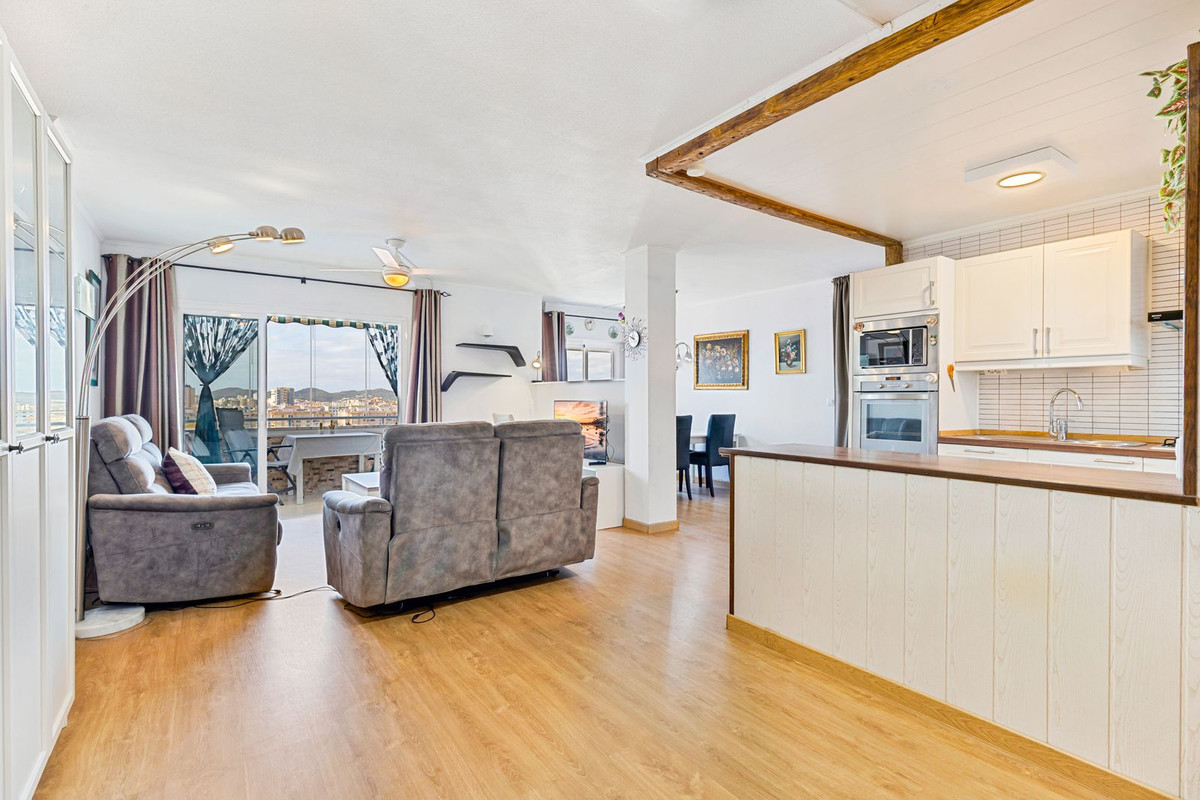 Drie-slaapkamerappartement met panoramisch zeezicht en privégarage in Los Boliches in Los Boliches - foto 3
