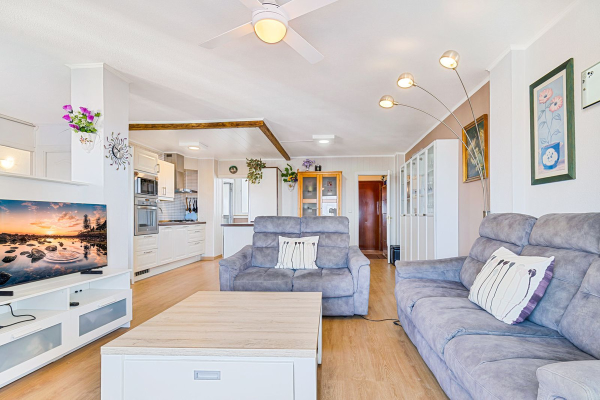 Drie-slaapkamerappartement met panoramisch zeezicht en privégarage in Los Boliches in Los Boliches - foto 5