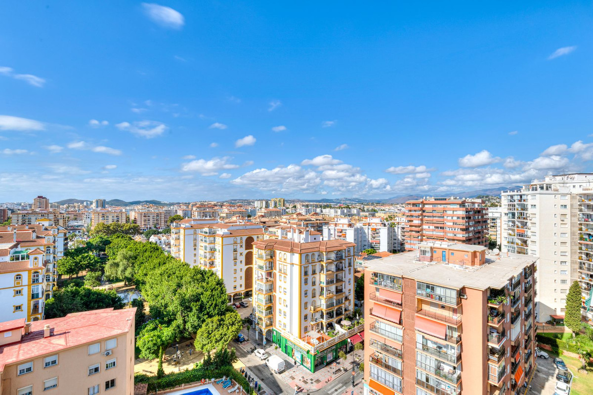 Drie-slaapkamerappartement met panoramisch zeezicht en privégarage in Los Boliches in Los Boliches - foto 9